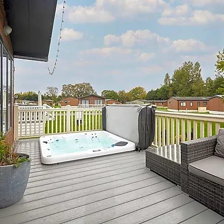 Bluebell With Hot Tub Hytte York